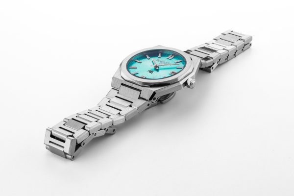 R8 Ladies 32.5mm Quartz Two-Hand Date Light Blue Sunray Dial Silver Br